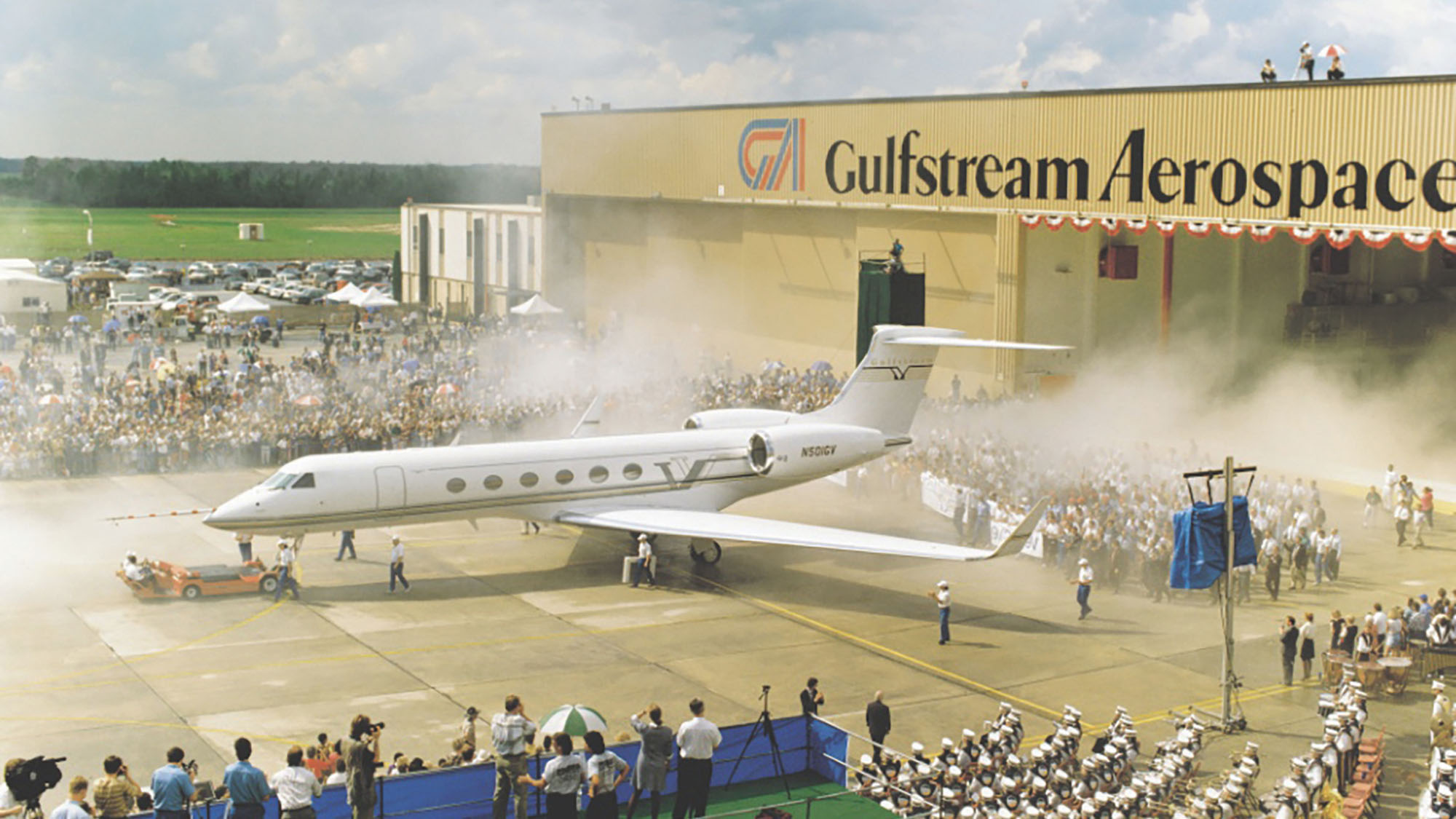 The Gulfstream GV rolls out on September 22, 1995